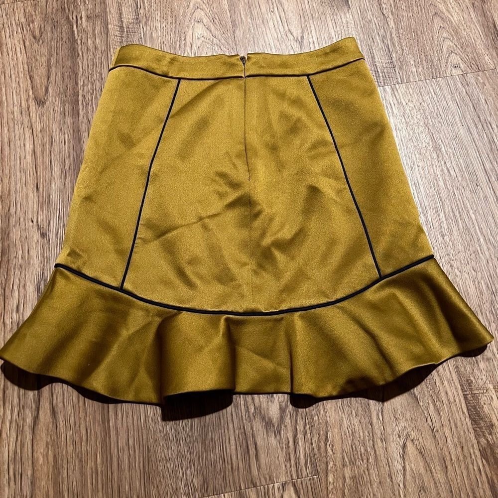 Bcbg MaxAzria  Dark chartreuse ruffle Hem Mini Skirt size xs - Picture 2 of 6